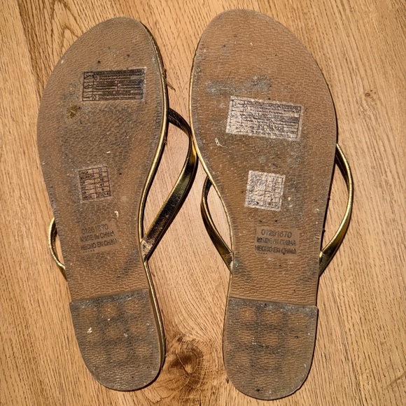 Forever 21 Gold Metallic thong flip flops - Picture 3 of 3
